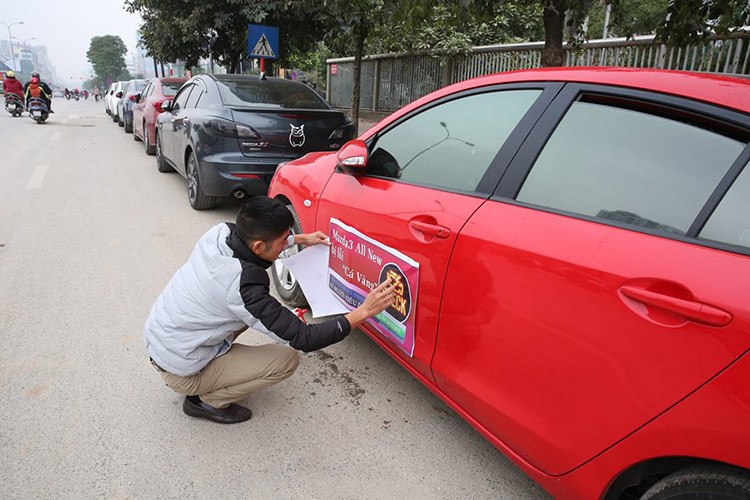 Trên một con phố Hà Nội, hơn 40 xe Mazda 3 đã tụ tập và diễu hành một quãng dài trong đó có phân nửa số xe dán bằng rôn ở hai bên thân xe với nội dung;  Mazda 3 All new bị lỗi "cá vàng".